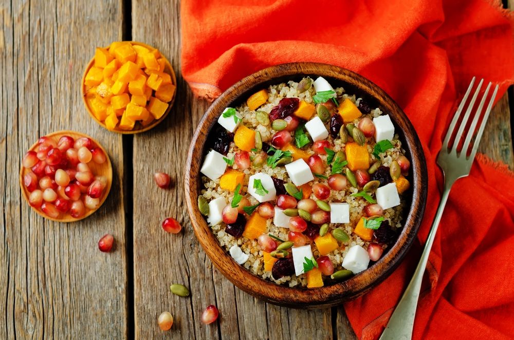 Bowl de quinua con frutas y quesos franceses